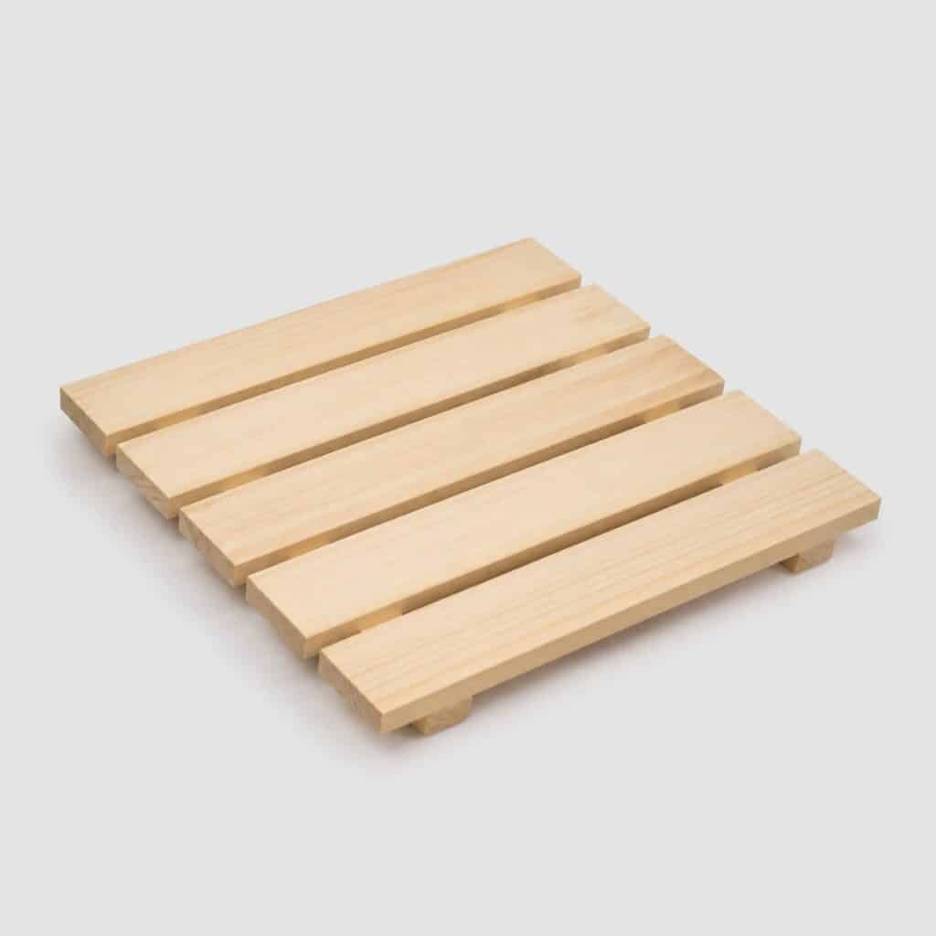 Petit caillebotis carré en bois clair de 40 × 40 cm sur fond gris