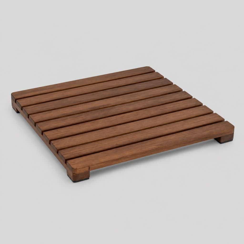 Caillebotis carré en acacia de 55 × 55 cm sur fond gris clair