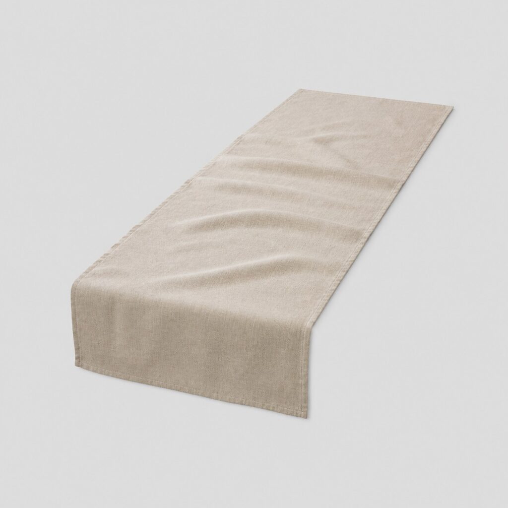 Chemin de table en lin naturel de 32 x 180 cm sur fond gris clair