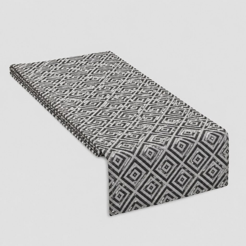 Chemin de table jacquard noir et blanc de 32 x 220 cm sur fond gris clair