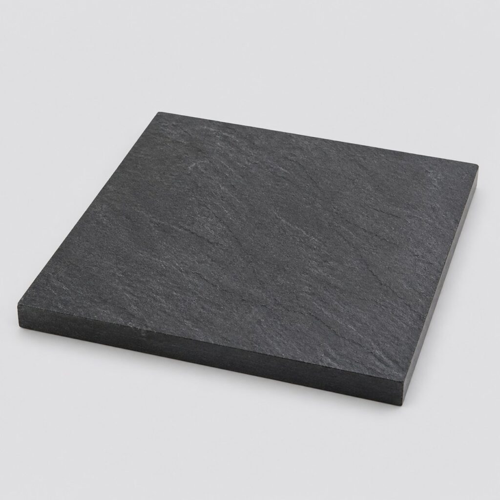 Dalle carrée de 50 x 50 cm en ardoise noire sur fond gris clair