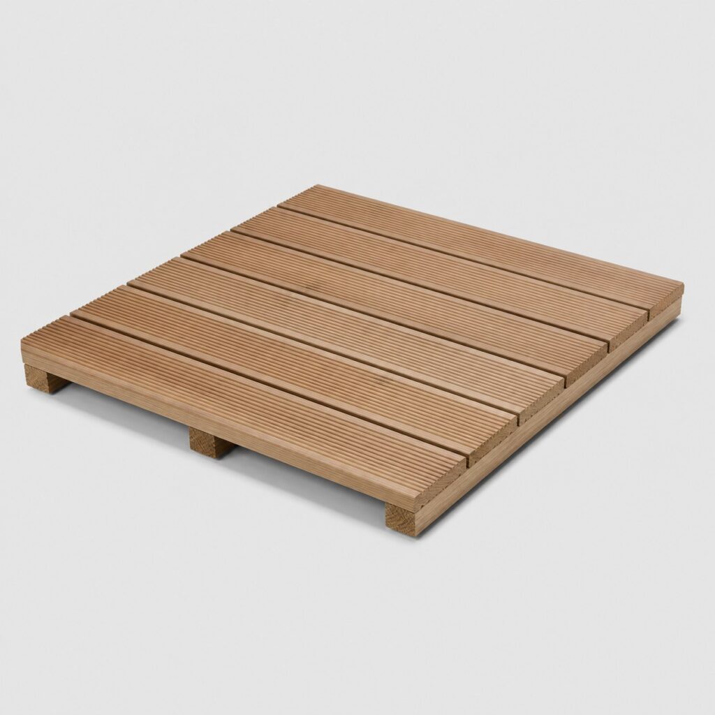Dalle de terrasse carrée de 100 x 100 cm à lames rainurées sur fond gris clair