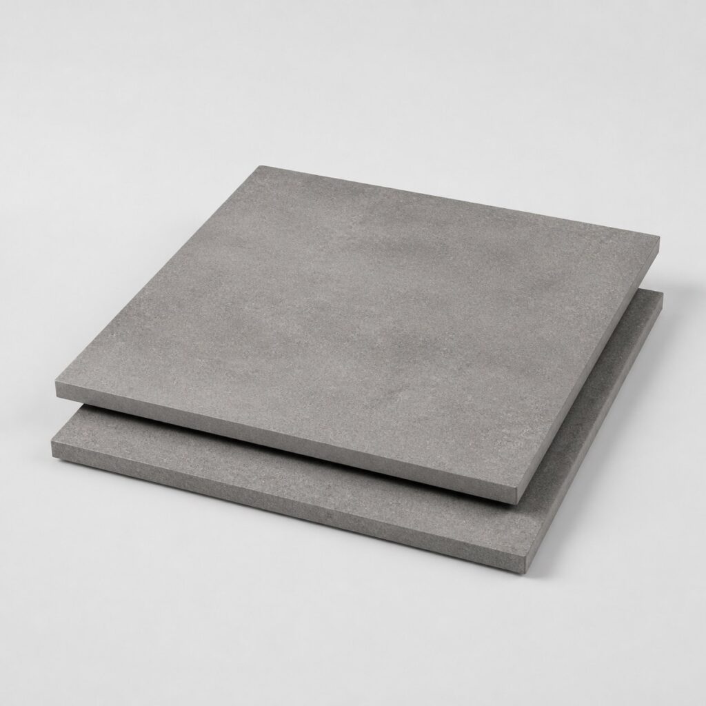 Deux dalles de grès cérame gris béton de 60 x 60 cm sur fond gris clair