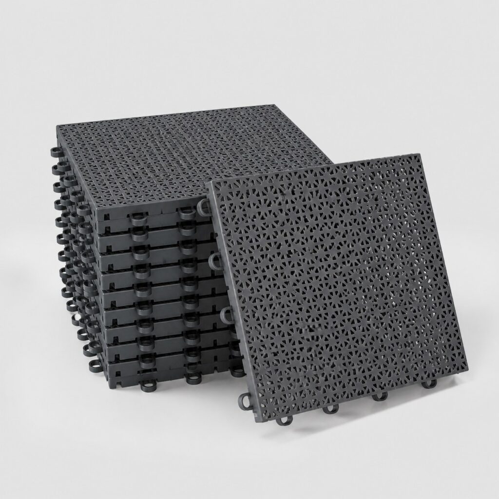 Lot de onze dalles clipsables ajourées gris anthracite sur fond gris clair