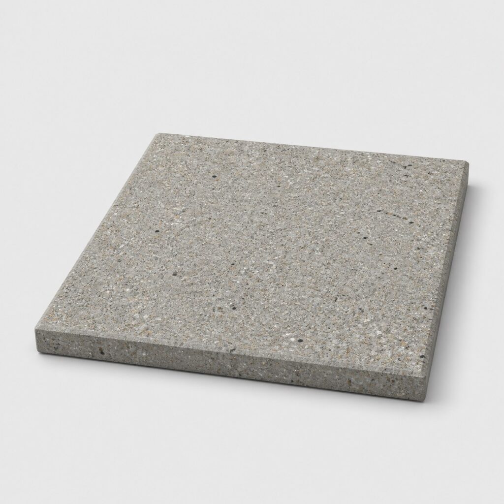 Dalle de béton gris grenaillé de 50 x 50 cm sur fond gris clair