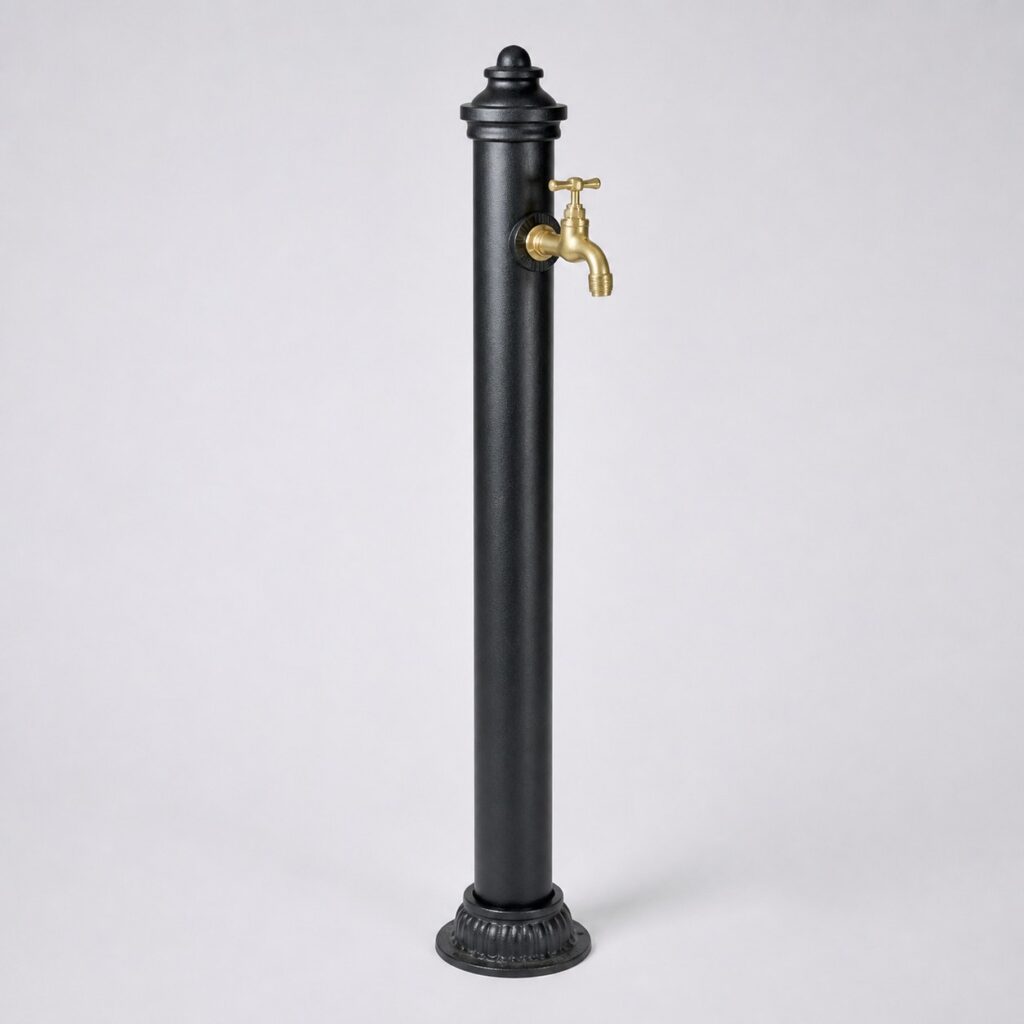 Colonne de puisage en fonte anthracite avec robinet en laiton sur fond gris clair