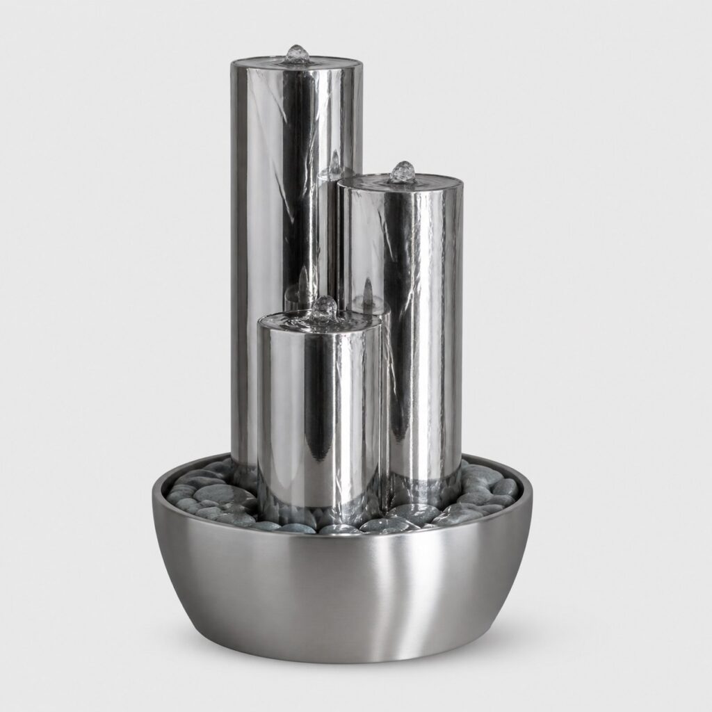 Fontaine moderne à trois cylindres en inox poli miroir sur fond gris clair