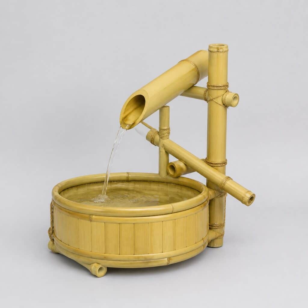Fontaine zen en bambou naturel avec canon biseauté sur fond gris clair
