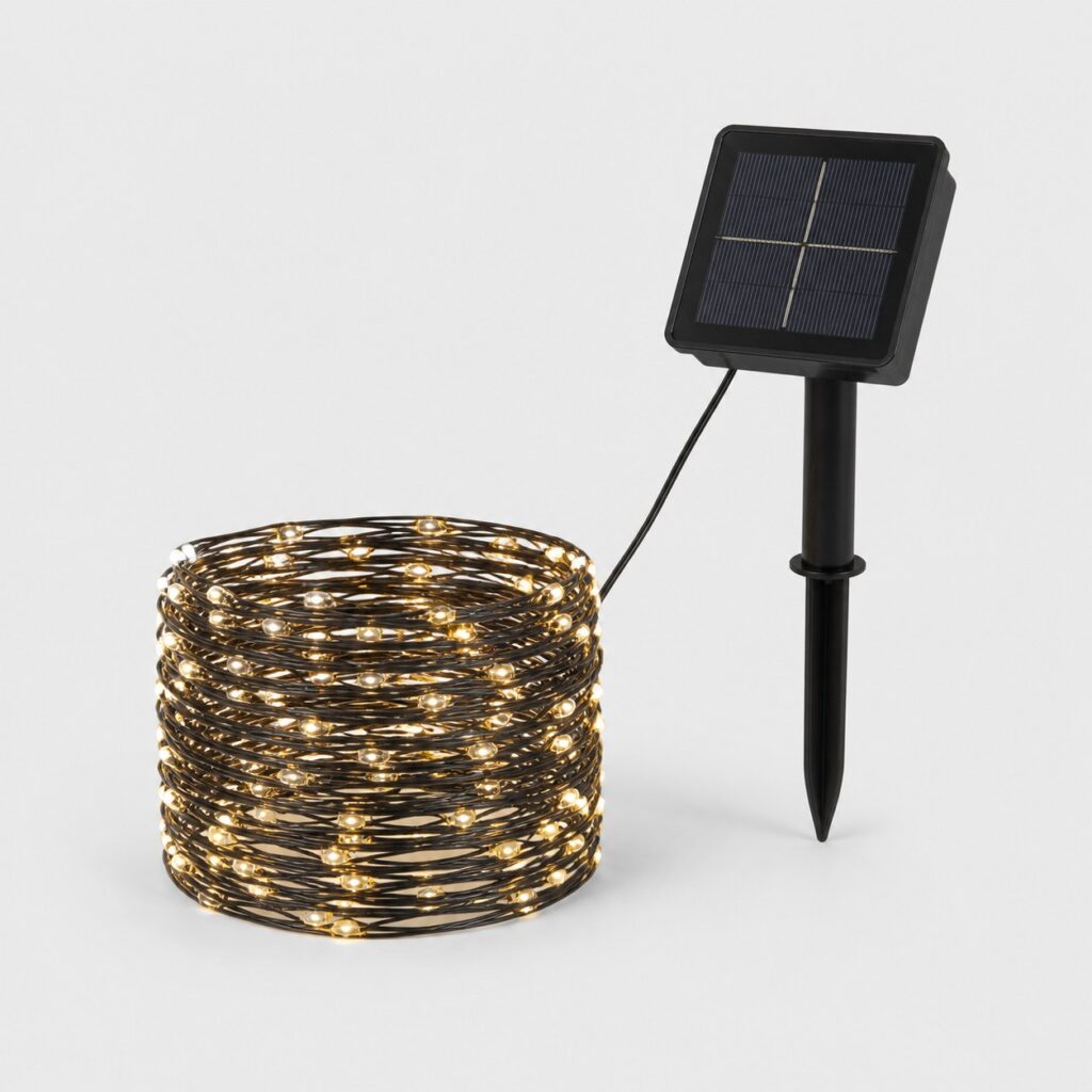 Guirlande solaire d'extérieur à fil noir et panneau photovoltaïque sur fond gris clair
