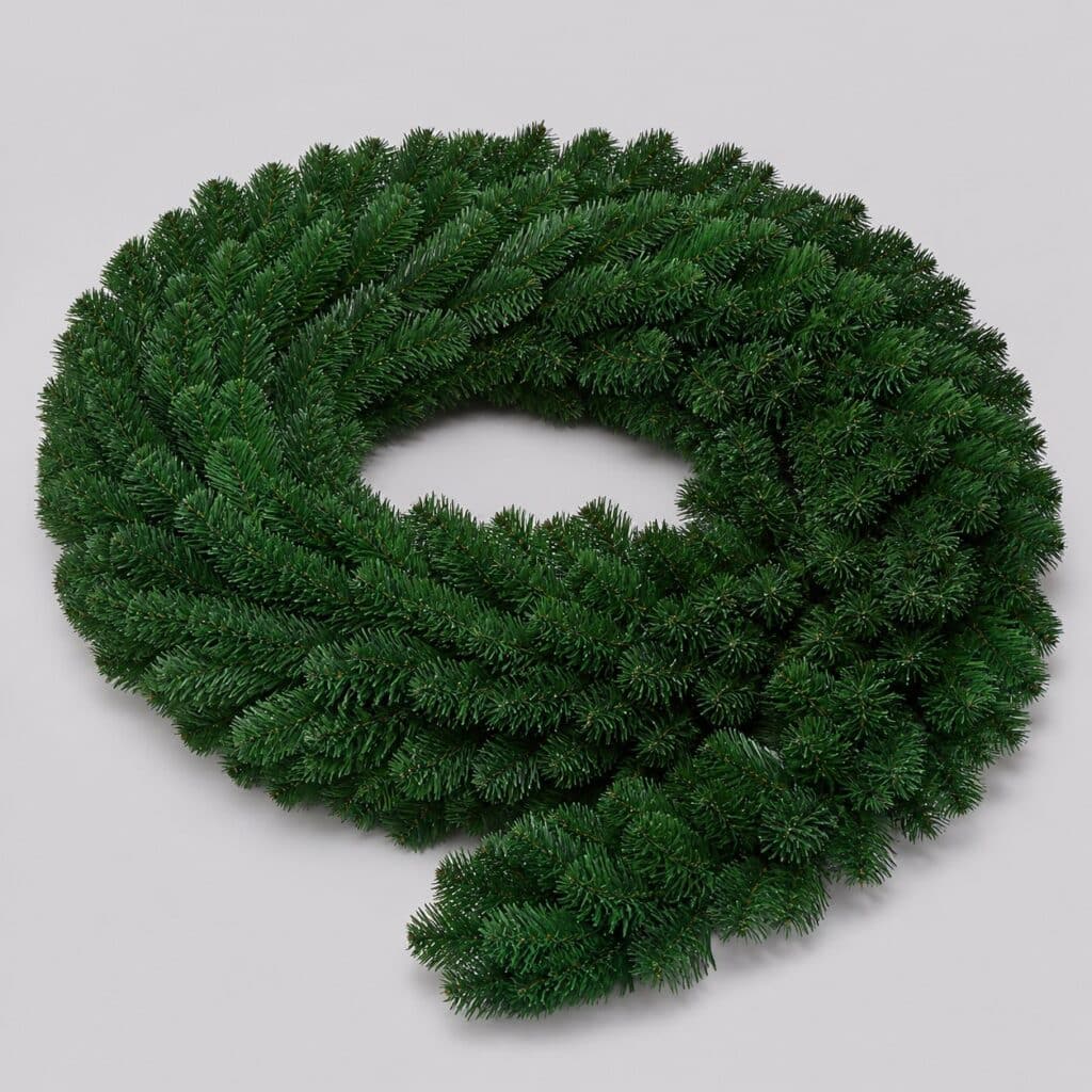Long boa de sapin artificiel de 10 m enroulé en couronne sur fond gris clair