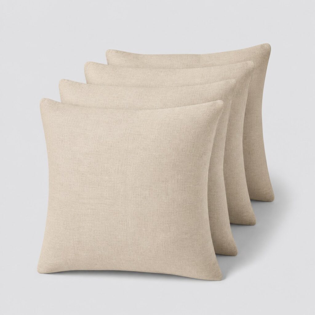 Lot de quatre housses de coussin 40x40 en coton beige sur fond gris clair