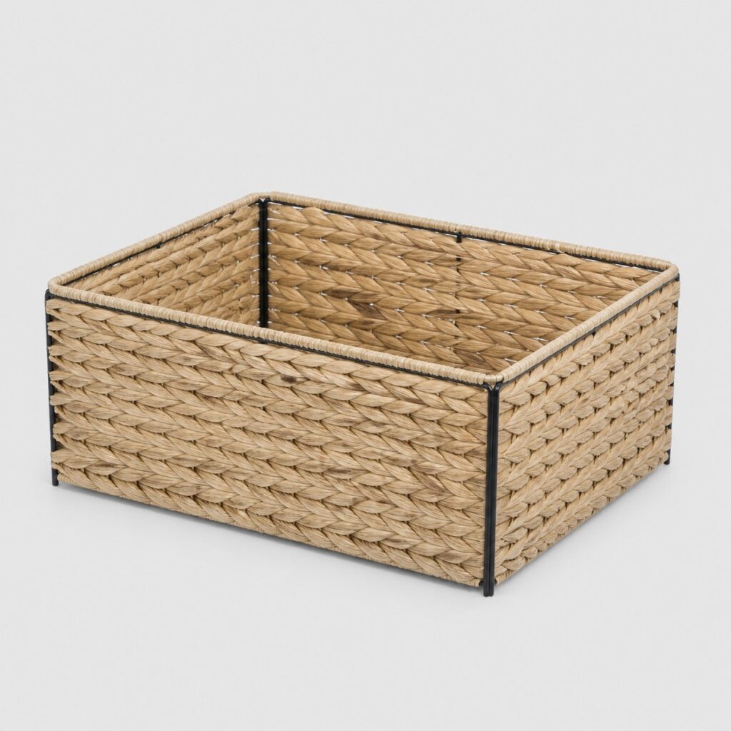 Panier rectangulaire beige sur armature métallique noire, fond gris clair