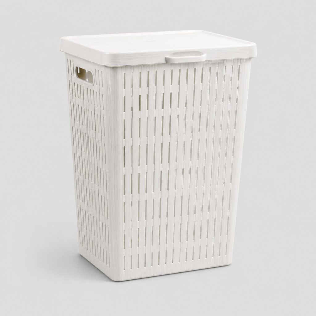Panier à linge en plastique blanc cérusé de 60 litres sur fond gris clair