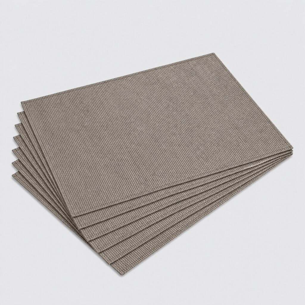 Lot de six sets de table rectangulaires taupe sur fond gris clair