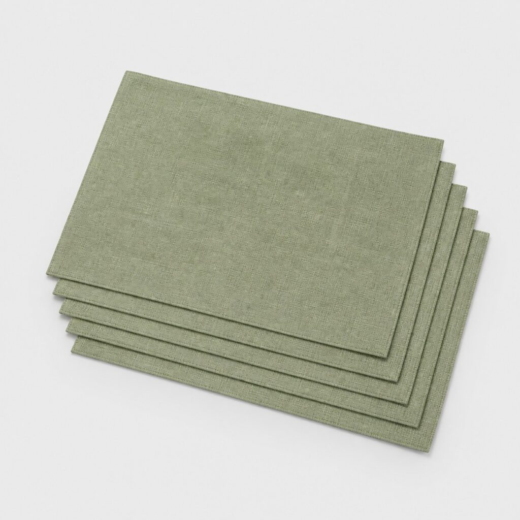 Six sets de table en polyester vert sauge sur fond gris clair