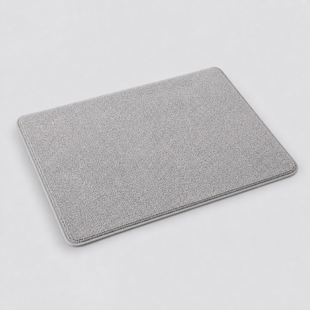 Tapis de bain rectangulaire en microfibre gris perle sur fond gris clair