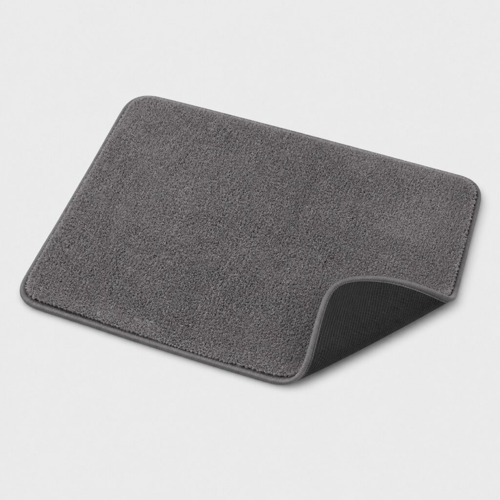 Tapis de bain en microfibre gris ardoise sur fond gris clair